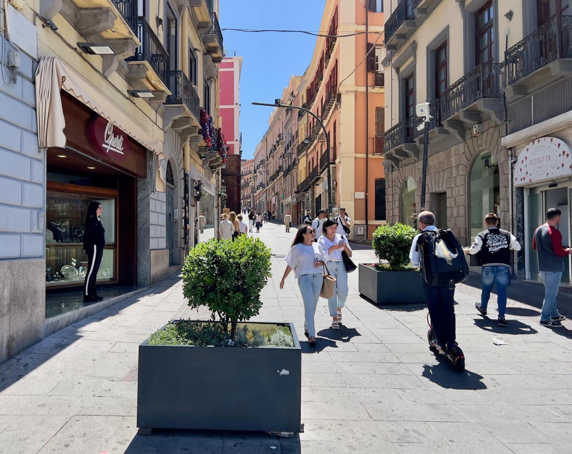 Apartment In The City Centre - Free Private Parking カリアリ エクステリア 写真