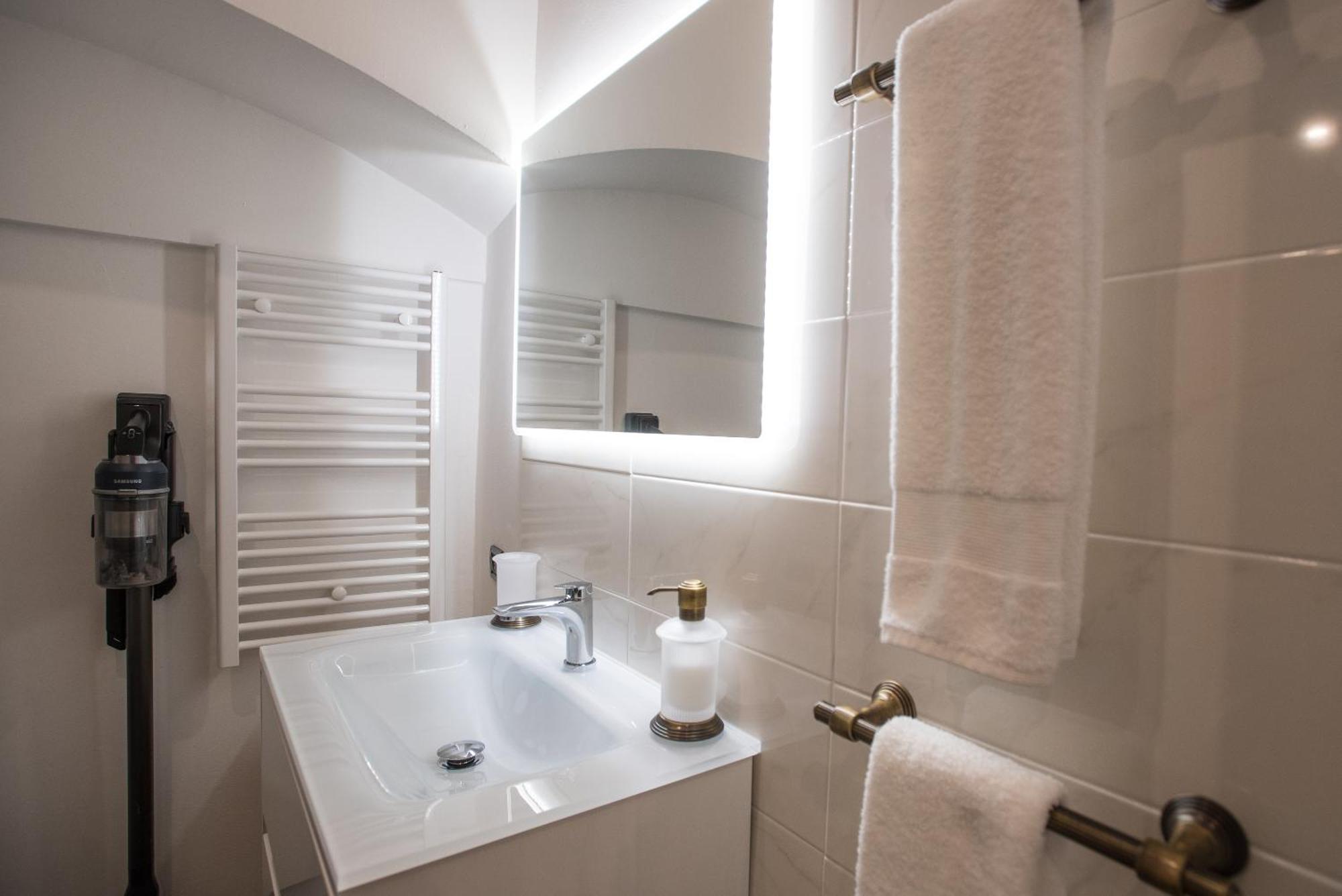 Apartment In The City Centre - Free Private Parking カリアリ エクステリア 写真